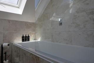 Premium 5BR Home Parking Long Term Stays - 2