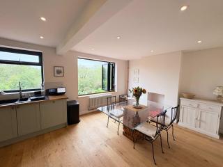 Two Bedroom House with Garden - Hazelbury Road - 9