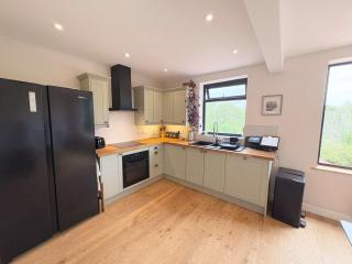Two Bedroom House with Garden - Hazelbury Road - 6