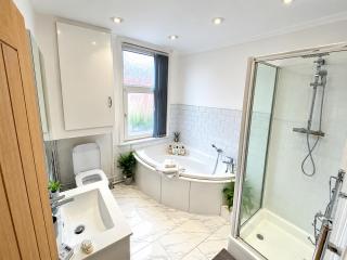 Beautiful home near Elland Road stadium - 4
