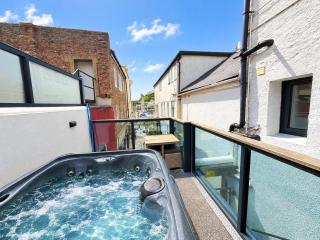 Harbour Breeze - On Torquay's iconic marina with hot tub - 6