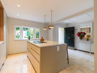 House with cozy garden BBQ and free parking - 2