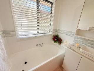 Delightful Pet-Friendly Home &Brand-New Furnishing - 2
