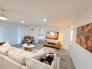 Delightful Pet-Friendly Home &Brand-New Furnishing - 1