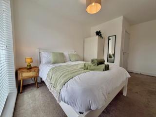Modern Lakeside 3BR Home - Sleeps 6 - Parking - 0