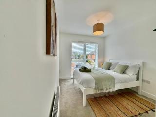 Modern Lakeside 3BR Home - Sleeps 6 - Parking - 6