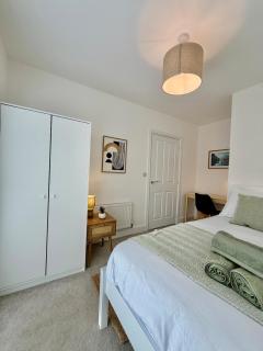 Modern Lakeside 3BR Home - Sleeps 6 - Parking - 4