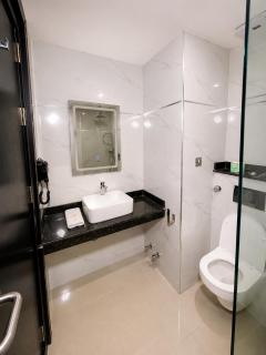 Golden Bella Hotel & Suites - 6