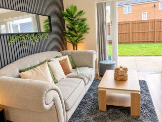 Stylish 3BR Home Parking Garden Doncaster - 4