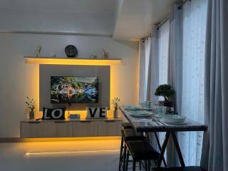 Hannahs Place Studio Unit at One Lakeshore - 1