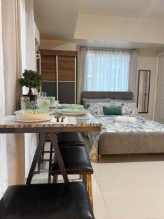 Hannahs Place Studio Unit at One Lakeshore - 2