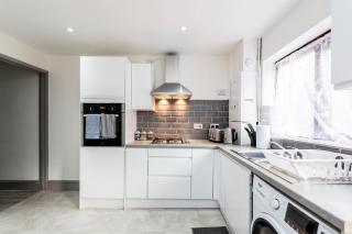 Serene Luxury I 2BDR l Sleeps 5 I Super Fast WiFi l Free parking - 3