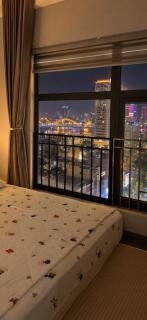 Monarchy Apartment with Dragon Bridge View - 3