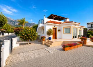 Alsancak Kyrenia 3 Bed Family Bungalow With Private Pool, Barbeque Roof Top 5 Minutes To Merit Hotel - 9