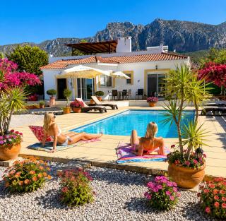 Alsancak Kyrenia 3 Bed Family Bungalow With Private Pool, Barbeque Roof Top 5 Minutes To Merit Hotel - 0