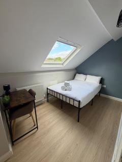 Spacious 5BR Sheffield Home | City Access & WiFi - 5