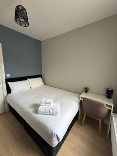 Spacious 5BR Sheffield Home | City Access & WiFi - 4