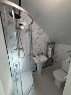 Spacious 5BR Sheffield Home | City Access & WiFi - 3