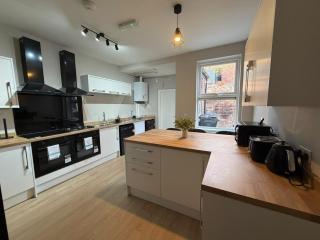Spacious 5BR Sheffield Home | City Access & WiFi - 9
