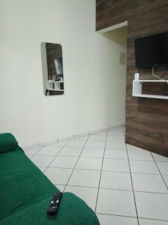 Iporã casa simples Ar-cond, wi-fi, smartv, máquina de lavar 6 pessoas, equipado com churrasqueira, garagem para 4 carros sendo 2 coberta, Hop Independente - 4