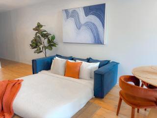 Fortitude Valley Hideaway - 2BR Apartment with Balcony & 2 Free Car Bays - 2