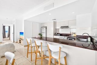 Immaculate Beachfront Views, Pool, Spa, Parking - 2