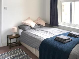 Colourful balcony flat, Dalby Square & sea views - 2