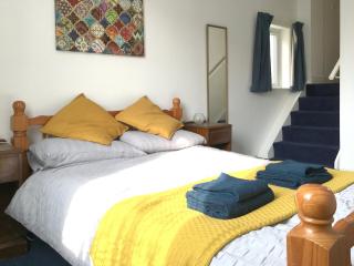 Colourful balcony flat, Dalby Square & sea views - 1