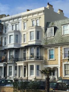 Colourful balcony flat, Dalby Square & sea views - 7