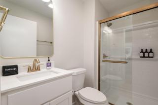 Stylish ND Haven 2B2BA Balcony Parking - 6
