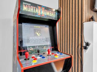 Arcade Machine Games Large House Sleeps 6 - 9