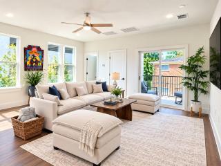Stylish, Comfy Denton Townhome Walk to UNT - 6