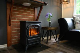 Romantic Veluwe Chalet with Private Hot Tub and Fully Fenced Garden - 8