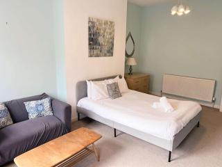 Wonderful 3 Bed in Old Market - 2