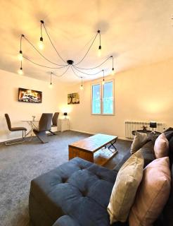 Willenhall Old Town Duplex Apartment - 9