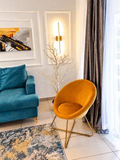 Luxe Farmhaus near OR Tambo Airport, pool & gym - 4