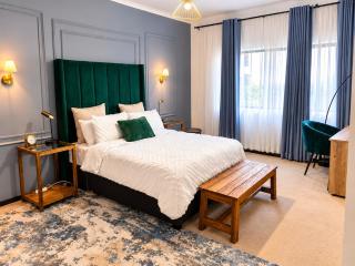 Luxe Farmhaus near OR Tambo Airport, pool & gym - 2