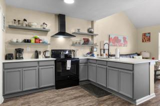 2BR 1BA Two Story Condo w Gated Pool and Vaulted Bedroom ATX by Austin Vacay - 0