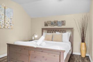 2BR 1BA Two Story Condo w Gated Pool and Vaulted Bedroom ATX by Austin Vacay - 9