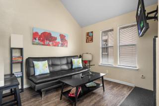 2BR 1BA Two Story Condo w Gated Pool and Vaulted Bedroom ATX by Austin Vacay - 8