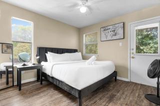 2BR 1BA Two Story Condo w Gated Pool and Vaulted Bedroom ATX by Austin Vacay - 7