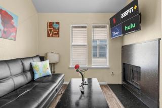 2BR 1BA Two Story Condo w Gated Pool and Vaulted Bedroom ATX by Austin Vacay - 4