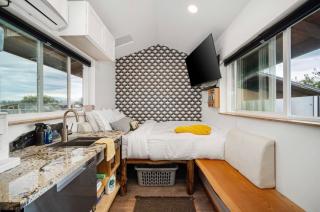 Blue Moon Tiny House Hot Tub Sauna MtnViews - 9