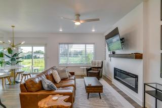 Game Nights + Family Fun! Modern Waukee Home - 0
