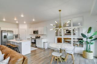 Game Nights + Family Fun! Modern Waukee Home - 9