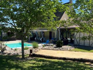 Maison spacieuse avec piscine chauffée, grand jardin et équipements bébé en Dordogne - 0