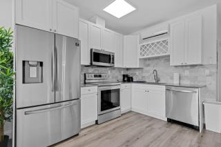 Modern Stay near Design District - 8