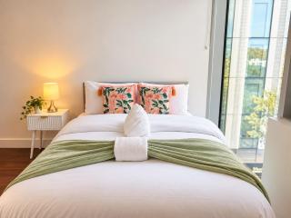 Bright & Stylish 2Bed2Bath, Family Friendly, 1MinTube, BP37 - 4