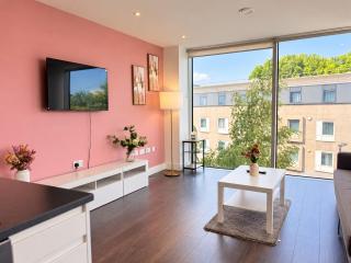 Bright & Stylish 2Bed2Bath, Family Friendly, 1MinTube, BP37 - 0