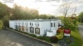 Red Roof Inn & Suites Middleborough - 9
